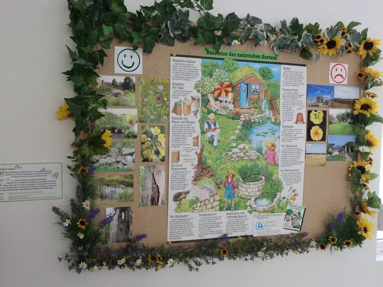 Wandtafel zum Thema tierfreundlicher Garten im aktion tier Tierheim Zossen
